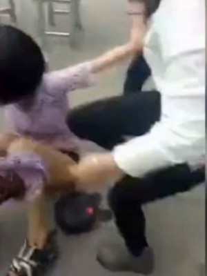 小三还受公开剥掉裙子。