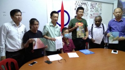 谢琪清(左3)表示行动党将协助蔡添(左4)采取法律行动;左起李国华、 钟美芳、蔡志强、AK达斯、森州行动党委员张金发。