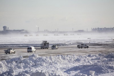 波士顿机场的工作人员忙于清理积雪。(法新社照片)