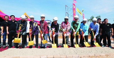 霹雳州务大臣赞比里(前排左5)等嘉宾为怡保鞋城展览厅主持动土仪式,左起刘宏杰、谭锦基、刘瑞裕、李明才、马汉顺、卡查里及詹士彼得。