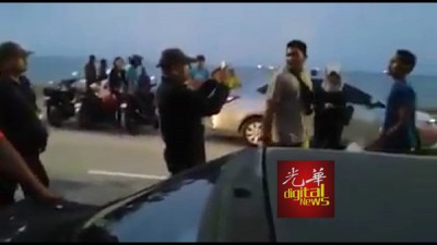 执法人员拿出手机拍下无执照小贩的行为。
