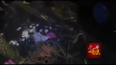 疑与执法人员有所冲突,小贩的物品都掉到满地。
