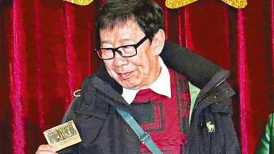 胡枫送上1964年的旧剪报作为贺礼。