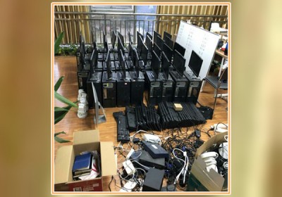 警方在犯案窝点缴获大批电脑等犯案工具。