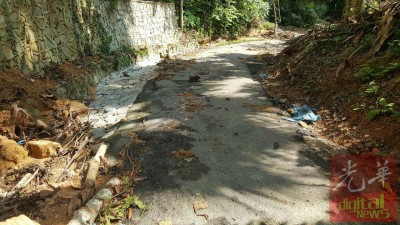 登山的柏油路沙石、树叶满地零落。