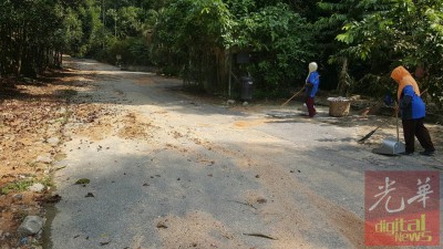 工人仍在清理登山的柏油路。