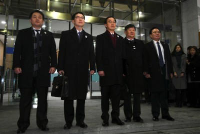 赵明均(受到)带领韩国代表团。(法新社照片)