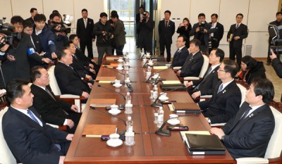赵明均(受到)带领韩国代表团。(法新社照片)