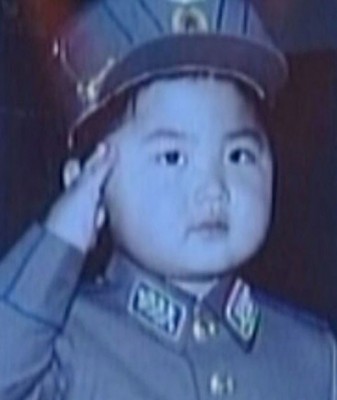 金正恩身穿军服敬礼。