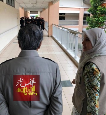 约30名狱卒在安华病房外驻守,马哈迪不得其门而入,只好由安华长女努鲁依萨陪同眺望。(图取自马哈迪脸书)
