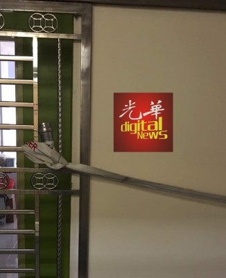 死者将软管绑在其他公寓单位的铁门,从8楼阳台悬下消防软管降至底层。