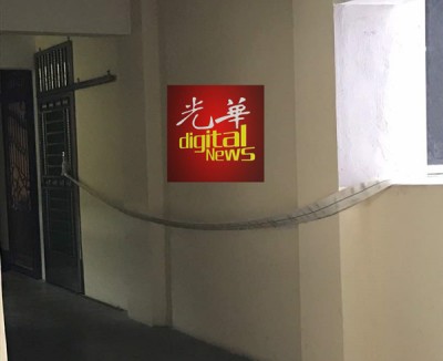 死者将软管绑在其他公寓单位的铁门,从8楼阳台悬下消防软管降至底层。