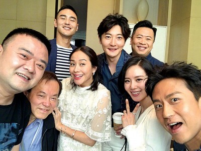 阮经天(后)与《心理罪之城市之光》剧组相处融洽。前排左三林嘉欣、前排右邓超、前排右二刘诗诗。