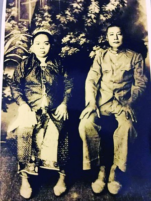 这是陈财标与其中一位太太的合照。