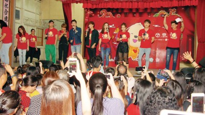 8位主持人、艺人演唱新年歌曲。