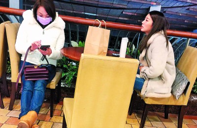 吴亚馨(右)与戴口罩的女子现身京华城,似乎是在等候朋友。