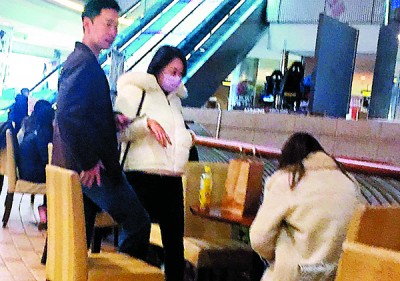 张承中出现了,1男2女准备进行电影约会。