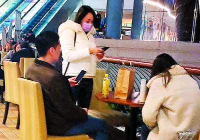 吴亚馨忙着回手机讯息,张承中乖乖坐在她旁边等待。
