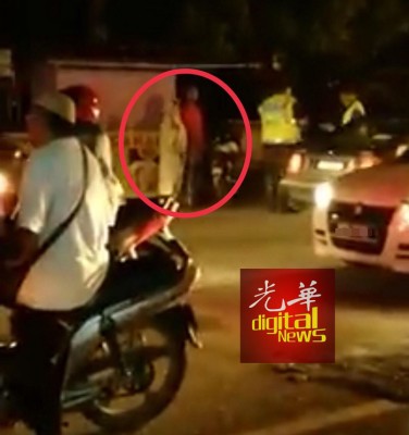 警官到来现场向2称装扮成包头鬼青年问话。