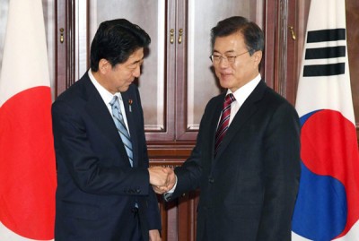 安倍晋三(左)愿意访韩时以及文在寅(右)举行会谈。
