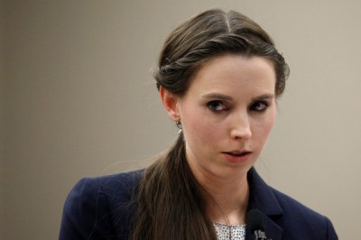 正揭发纳萨尔性侵事件的前面体操选手德诺兰德(Rachael Denhollander),每当庭上指控纳萨尔之性格侵行为。
