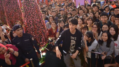 吴尊动下跟粉丝合照。