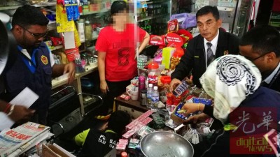 执法人员也杂货店中搜出大量的廉价香烟,遭当局开出罚单及充公香烟。