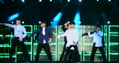 因选秀节目人气翻红的NU'EST W,以旧曲《HELLO》登场,让全场尖叫声不断!