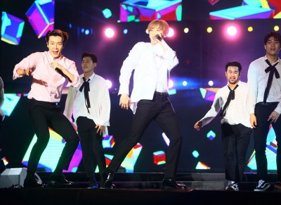 东海和银赫嗨唱《Growing Pains》、《Oppa Oppa》。