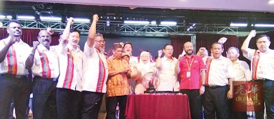 台上高喊希联4党团结一致的口号;出席者包括公正党全国主席旺姐、行动党全国秘书长林冠英、行动党全国组织秘书兼森州希联署理主席陆兆福、土团党全国署理主席慕克里,以及诚信党主席末沙布等。