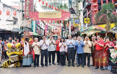 黄玉珠(右7起)、方贵伦与一众嘉宾在茨厂街前向民众拜早年。