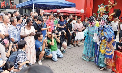 就连非华裔族群都前来欣赏传统粤剧。