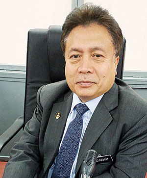 市议会主席指商业执照费依州政府指示行事。
