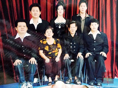 伍氏家庭全家福照片:伍国华(站者左起)、伍彩秀、伍国胜;(坐者左起)伍国铭、吴金凤、伍亚球、伍国章。