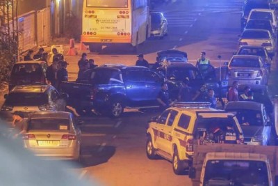 警方封锁事发现场调查,吸引许多民众围观。