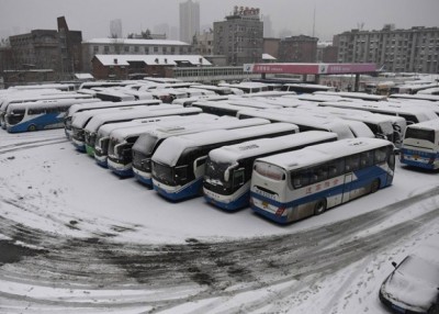 大雪令交通中断,合肥里一个巴士总站内已满无法出发的长途巴士。