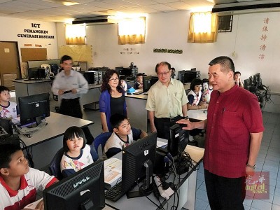陈德钦、魏木荣及吴瑞音到电脑室了解学生上课情况。