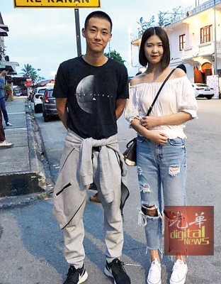 高至霆现身于槟城街头中,在被眼尖的粉丝认出后也大方与粉丝合照留影。