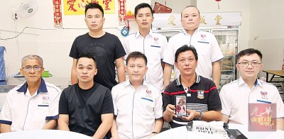 林观松(坐者右2)在王荣桐(中)陪同下,呼吁善心民众慷慨解囊,捐助林婉悦医疗费。左1起叶宗源、龚伟贤及萧志刚(右1)。后站者左起黄艾全、谢兆明及黄佑清。