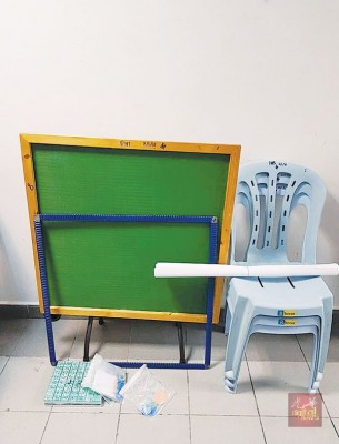 警方取缔非法赌博中心,起获各种赌博用具。