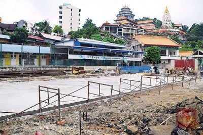 疑未获准证就非法增建的小贩摊格目前已完成铺盖水泥地面工程。