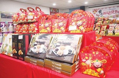 趁着新年将至,台湾新春年货街有售卖蜜饯财神礼盒等,让民众送礼给家人。
