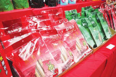 最新引进大马的海鲜类休闲小吃香脆可口,大人小孩都喜欢。
