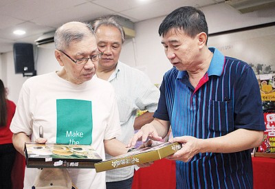 江洺辉为民众介绍各类的台湾著名礼盒。