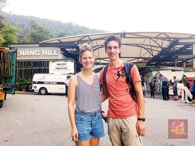 来自荷兰的情侣莉莎(左起)及祖里斯在友人的推荐下来到升旗山,原本欲登上山顶,被告知关闭后表示遗憾,只好另择观光景点。