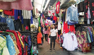走入「摩拉市场」仿佛走入时间隧道。