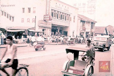 当年兴旺的槟榔律车水马龙,可以看到“摩拉市场”人潮满满,而且建筑物上也写着“Broadway Cafe”,即百老汇咖啡厅。(网络照片)