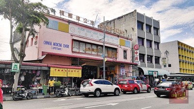一座建筑物拥有多个名称,即称为“槟榔律公市”,也称为“摩拉市场”,甚至是“布公市”,见证岁月的洗礼。