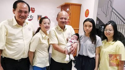 蔡瑞豪(中)与理事探望晓柔,右2为母亲王佩琪。