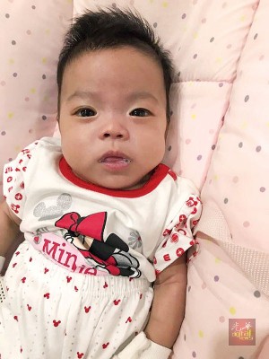 超早产儿晓柔如今5个月大了,是个可爱的女宝宝。